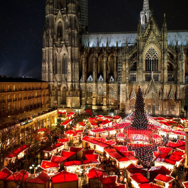 Red-roof stalls at Weihnachtsmarkt am Kölner Dom (Cologne Cathedral Christmas Market) at night