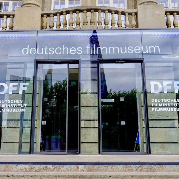 Glass front of the Frankfurt Film Museum