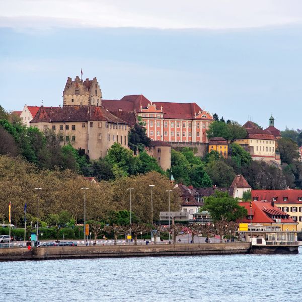 Meersburg castle: Difference between palace and castle
