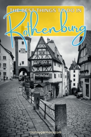 Black and white photo of the Plönlein square in Rothenburg, towers and half-timbered houses in the background