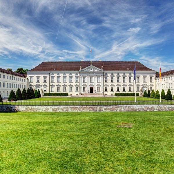 Bellevue Palace: Difference Between Palace and Castle