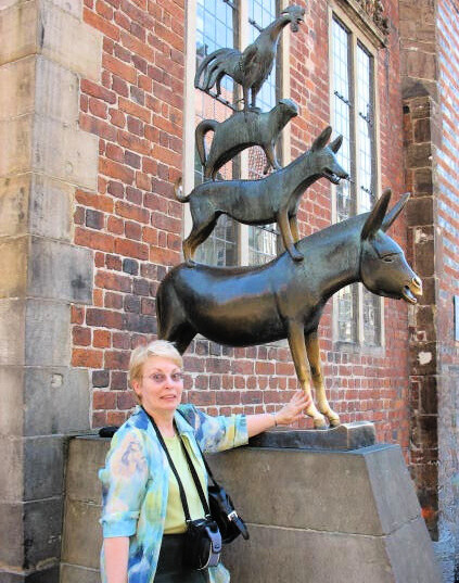 I'm doing the touristy thing by giving the hoof of Die Bremer Stadtmusikanten statue a little rub.