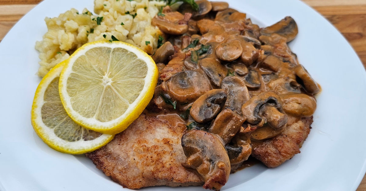 Jägerschnitzel with non-breaded pork and mushroom bacon gravy