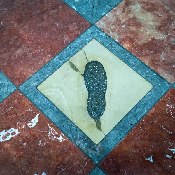 footprint in light beige floor tile at the Munich Frauenkirche