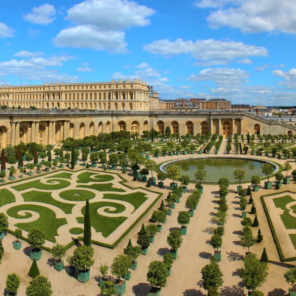 Palace of Versailles gardens: Difference Between Palace and Castle